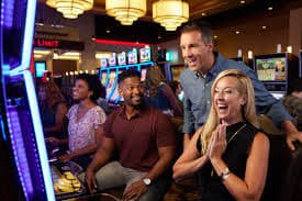 Meja live casino dan mesin slot online yang menarik perhatian pemain